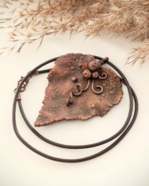 biżuteria miedziana koralikami hand made naszyjnik miedziany liść brzozy biżuteria z miedzi elektroformowanie
